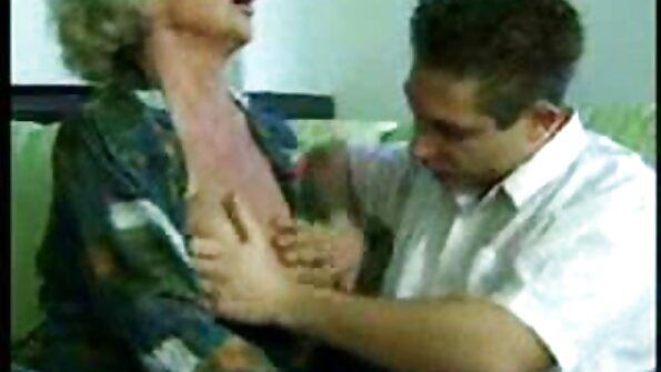 Adolescentul foarte mic cu sânii plate primește o lovitură intensă de păsărică de la Ryan