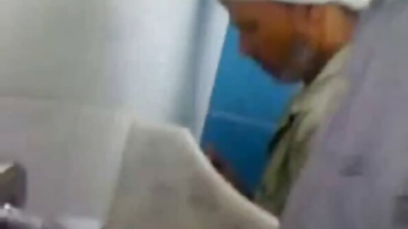 Fata blondă face deepthroating ca o curvă