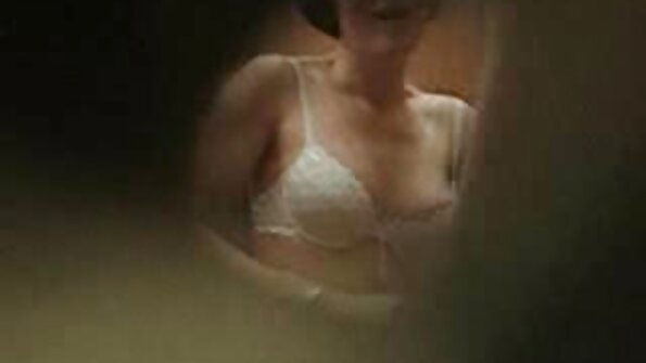 Valerie Whites păsărică umedă are nevoie să fie găurită